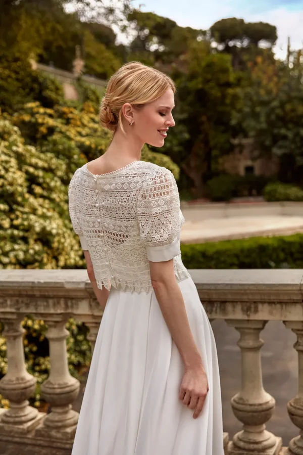 Top en guipure boutonné au dos sur une jupe de mariée en satin