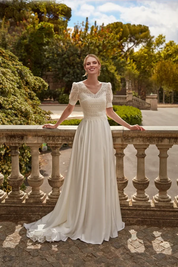 Robe de mariée en satin à top en guipure à manches bouffantes, EB0143 Ellebeline