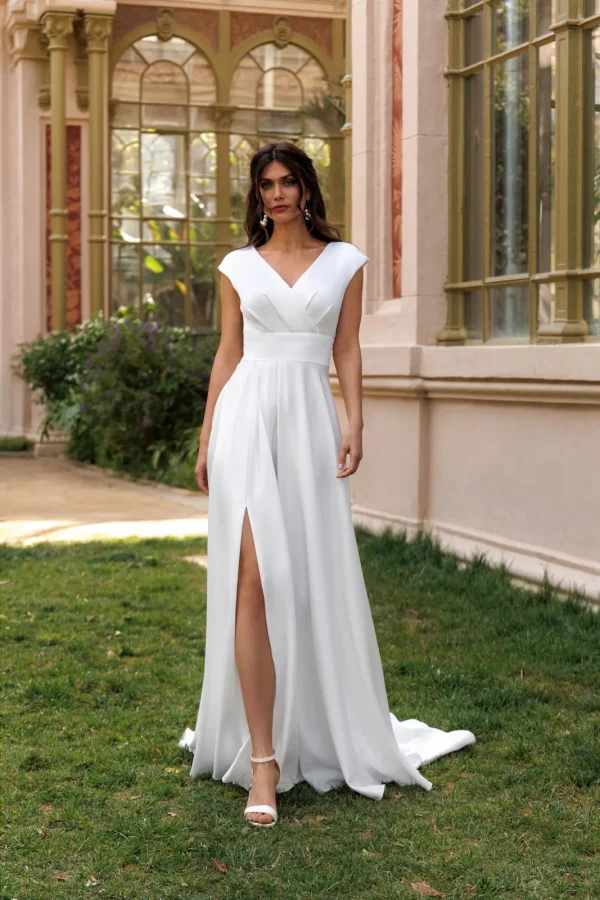Robe de mariée droite en satin à mancherons, col en V croisé et jupe fendue, EB0237 Ellebeline