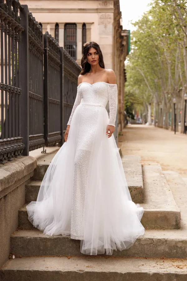 Robe de mariée fourreau perlée portée avec la jupe amovible en tulle JM8002