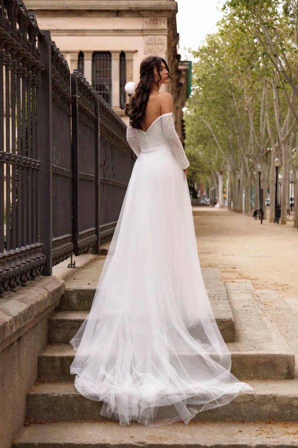 Jupe amovible en tulle JM8002 sur une robe de mariée fourreau perlée, vue de dos