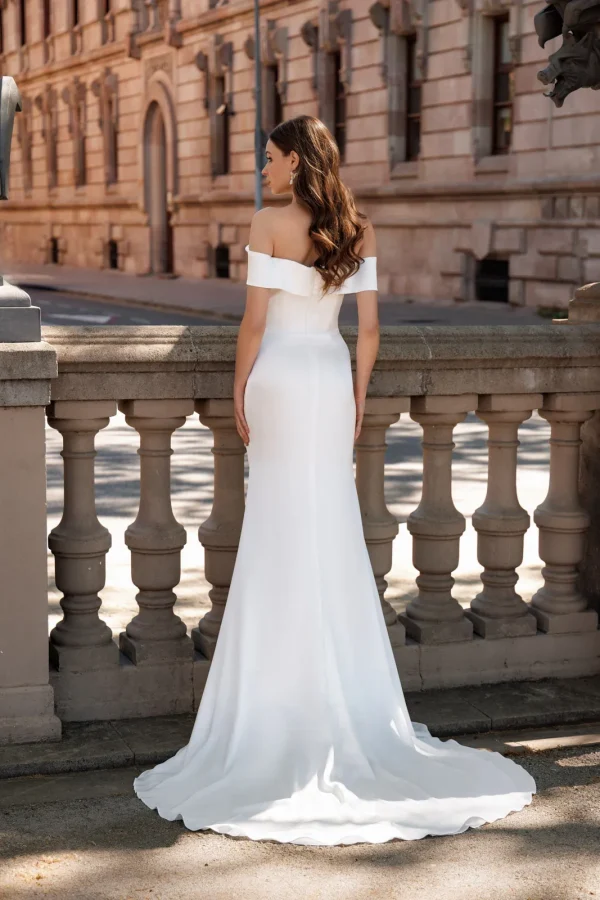 Épaules dénudées et traîne d'une robe de mariée fourreau en satin