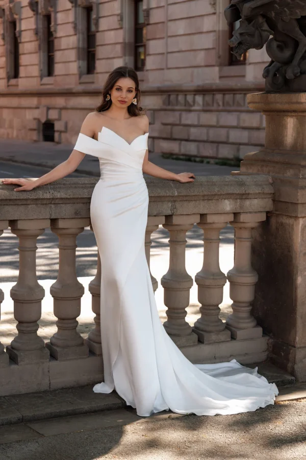 Robe de mariée fourreau en satin à col Bardot croisé et drapé, EB0268 Ellebeline