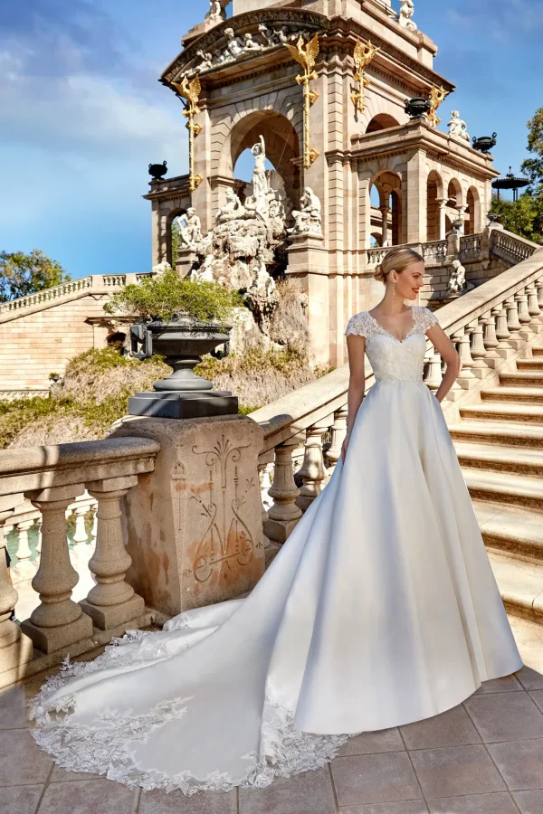 Robe de mariée princesse en mikado à mancherons en dentelle et traîne brodée, EB0148 Ellebeline