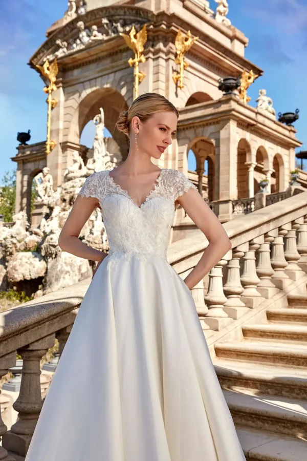 Corsage en dentelle à mancherons et col en V d'une robe de mariée princesse en mikado