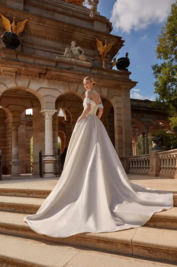 Dos lacé et longue traîne d'une robe de mariée princesse en mikado