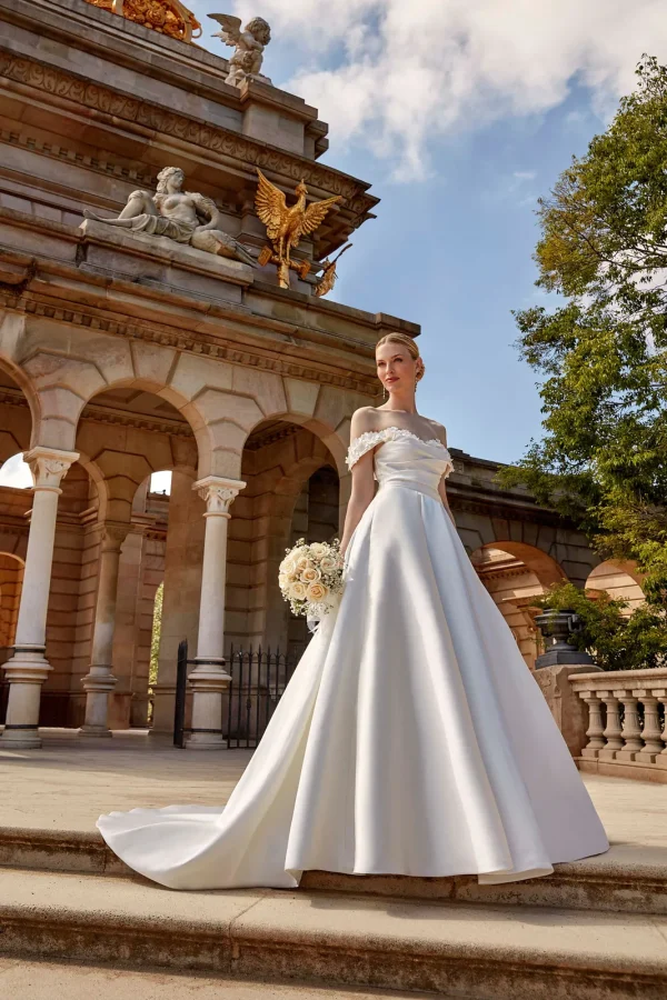 Robe de mariée princesse en mikado à épaules dénudées et bustier drapé, EB0149 Ellebeline
