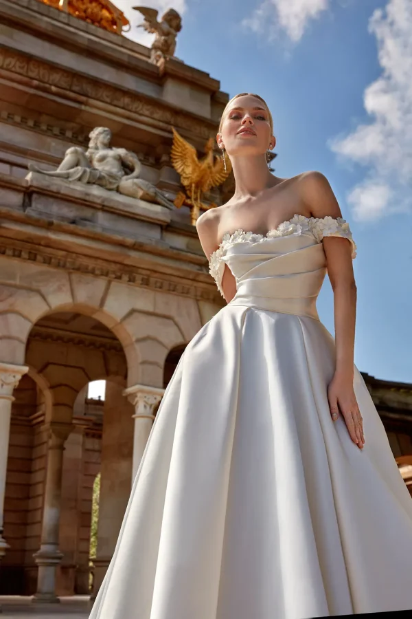 Bustier drapé et col Bardot fleuri d'une robe de mariée princesse en mikado