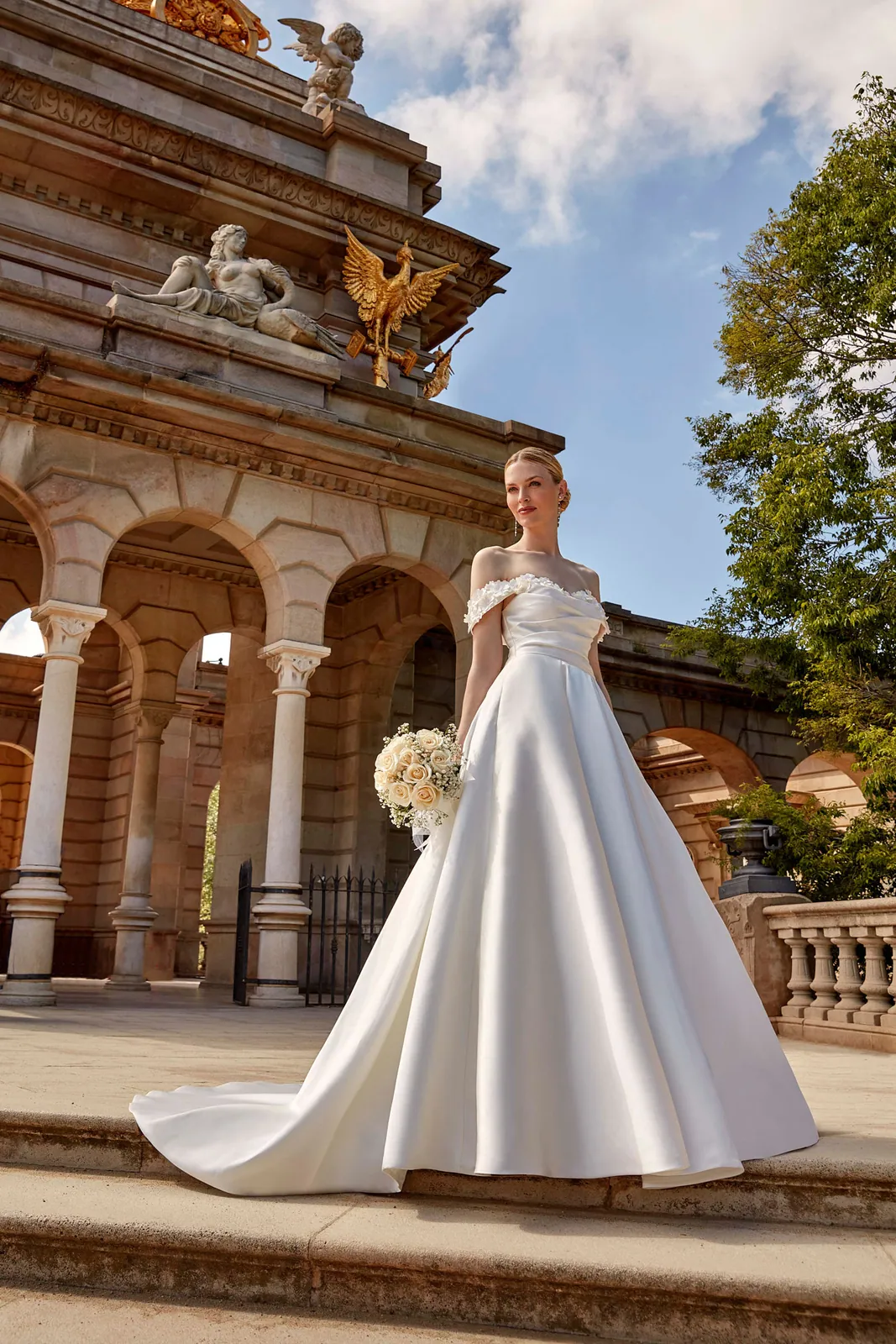 Robe de mariée princesse en mikado à épaules dénudées et bustier drapé, EB0149 Ellebeline