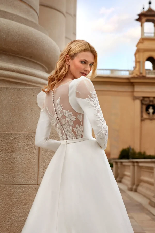Dos transparent boutonné et brodé d'une robe de mariée princesse en mikado