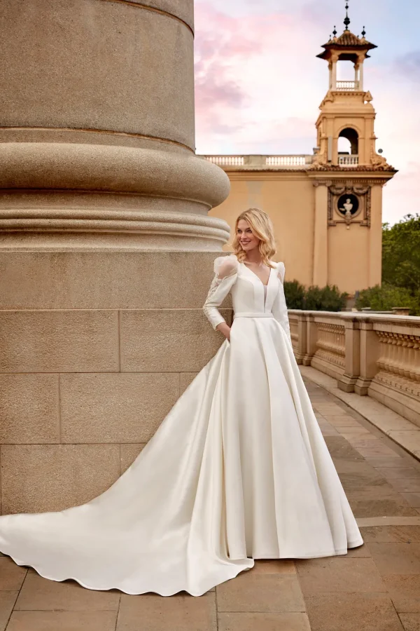 Robe de mariée princesse en mikado à manches longues bouffantes brodées, EB0155 Ellebeline