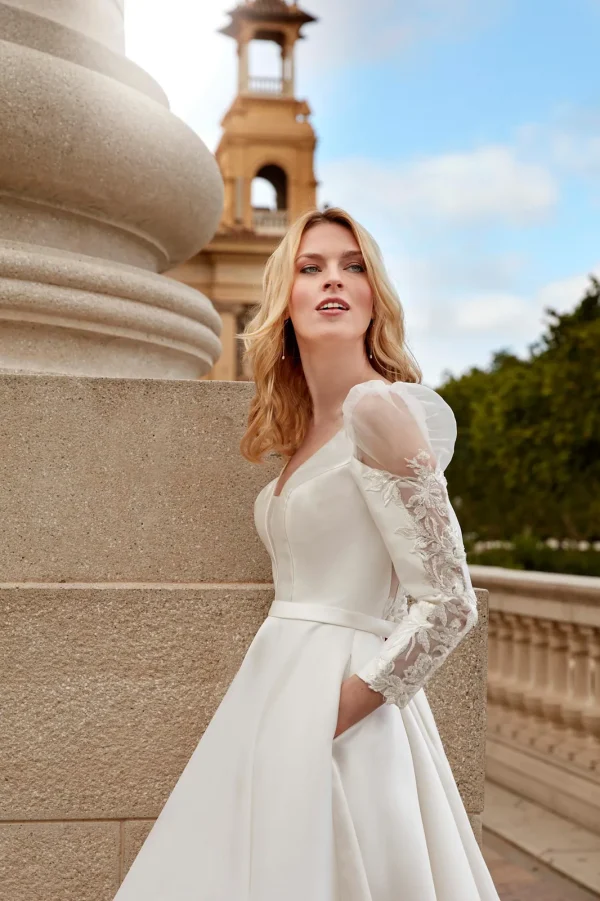 Manche longue transparente brodée et poches d'une robe de mariée princesse