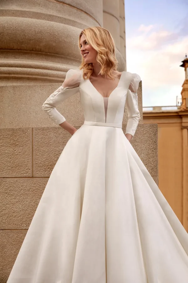 Col en V et manches bouffantes brodées d'une robe de mariée princesse en mikado