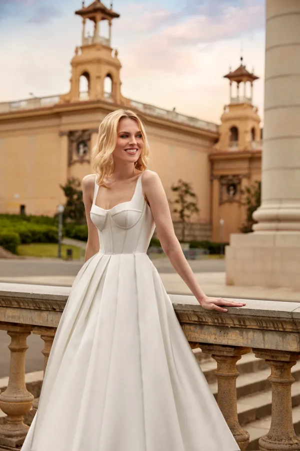 Bustier corset structuré et encolure carrée d'une robe de mariée princesse en mikado