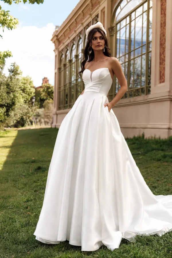 Robe de mariée princesse en mikado à bustier cœur plongeant et poches, EB0211 Ellebeline
