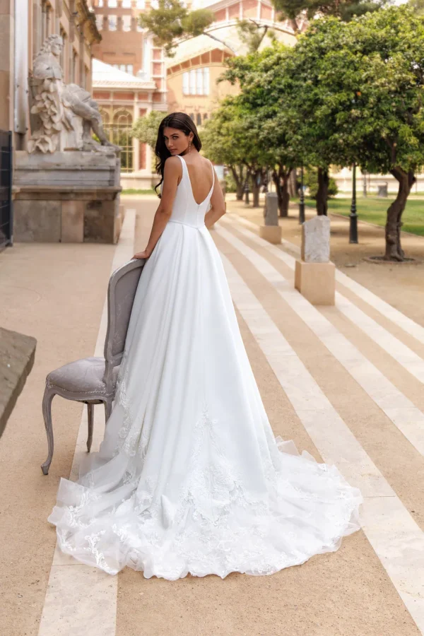 Dos en V et traîne en dentelle d'une robe de mariée princesse en mikado