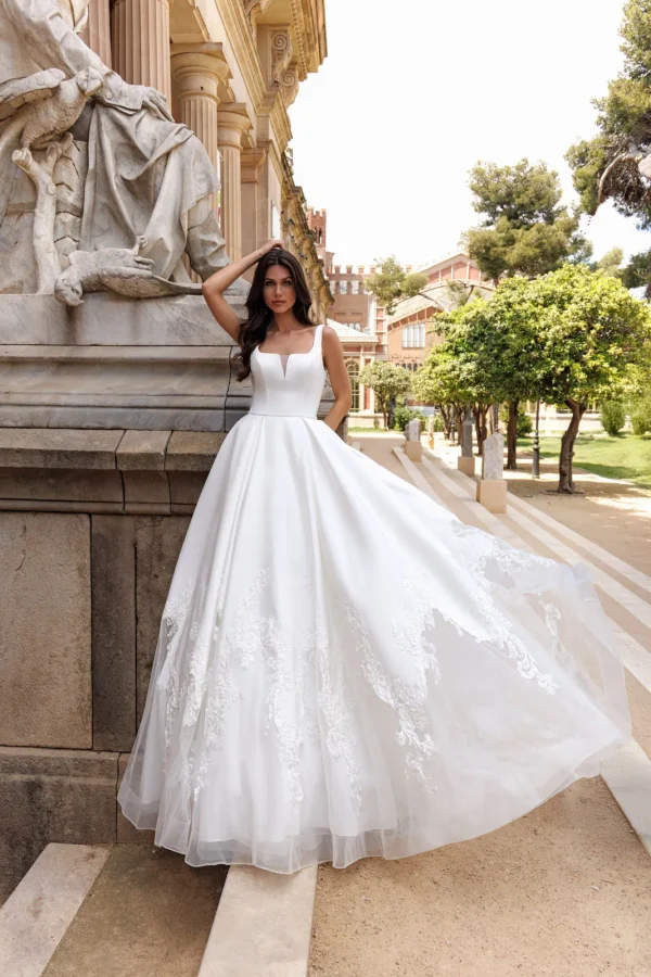 Robe de mariée princesse à corsage en mikado et jupe ample en dentelle