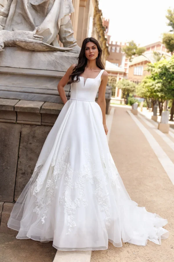 Robe de mariée princesse en mikado à col carré et jupe en tulle brodé, EB0222 Ellebeline