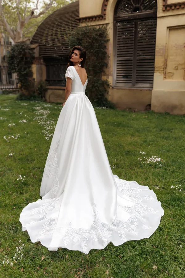 Dos en V et traîne brodée de dentelle d'une robe de mariée princesse en mikado