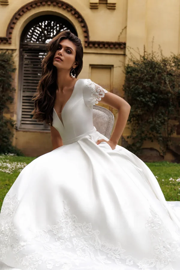 Robe de mariée princesse en mikado à manches courtes en dentelle et col en V, EB0259 Ellebeline