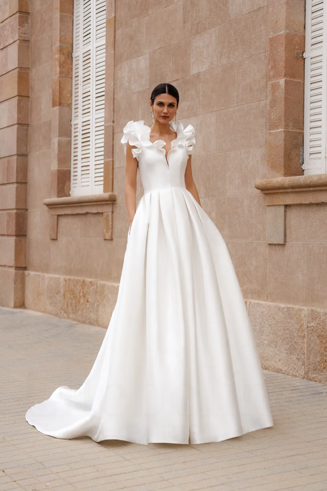 Robe de mariée princesse en mikado à bretelles volantées et col en V, EB0260 Ellebeline