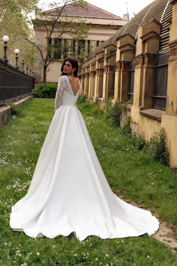 Dos en V et longue traîne d'une robe de mariée princesse en mikado