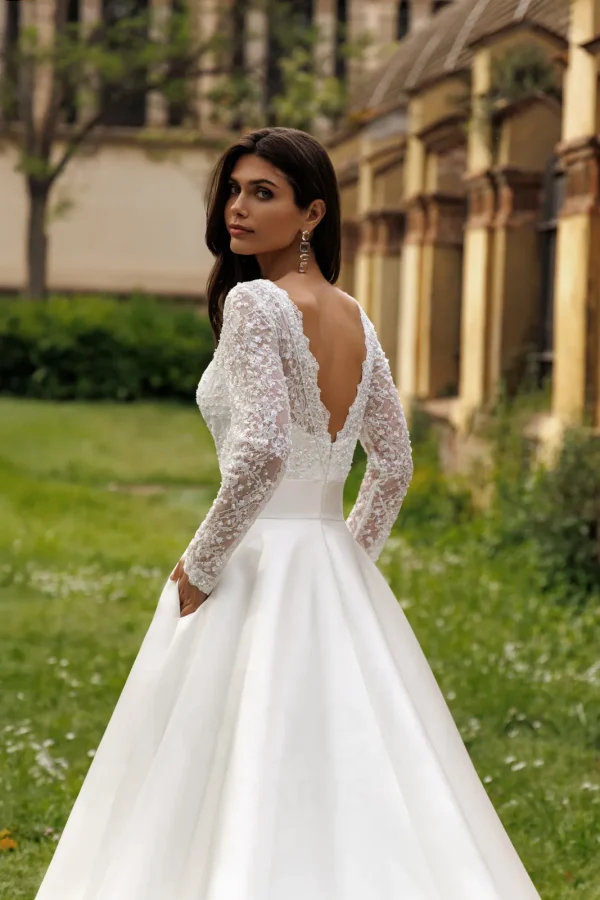 Dos en V et manches longues en dentelle d'une robe de mariée princesse en mikado