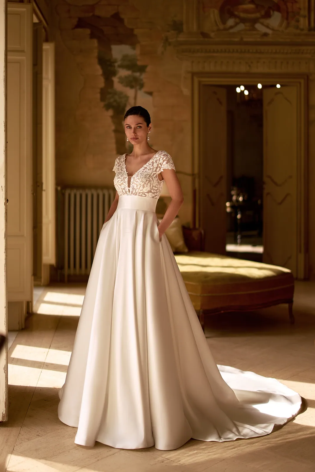 Robe de mariée princesse en mikado à corsage en dentelle et poches, EB0360 Ellebeline