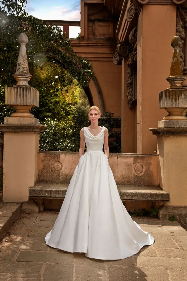 Robe de mariée princesse en satin à col bénitier et poches, EB0182 Ellebeline