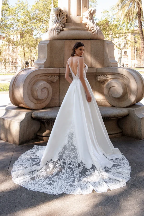 Dos en V et traîne en dentelle d'une robe de mariée princesse en satin