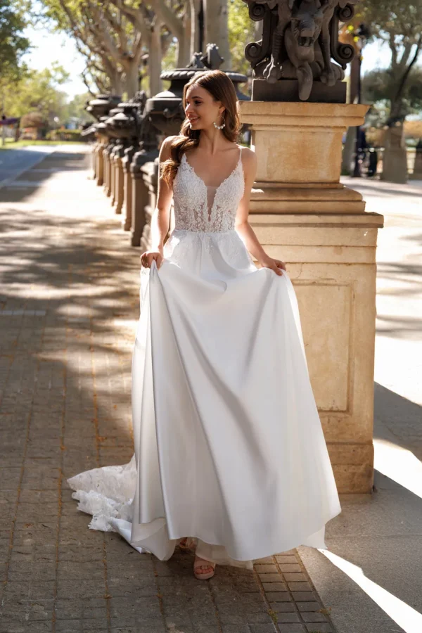 Robe de mariée princesse en satin à fines bretelles et corsage en dentelle, EB0199 Ellebeline