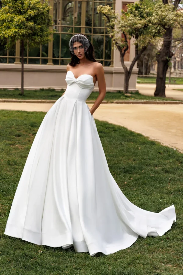 Robe de mariée princesse en satin à bustier orné d'un nœud et poches, EB0212 Ellebeline
