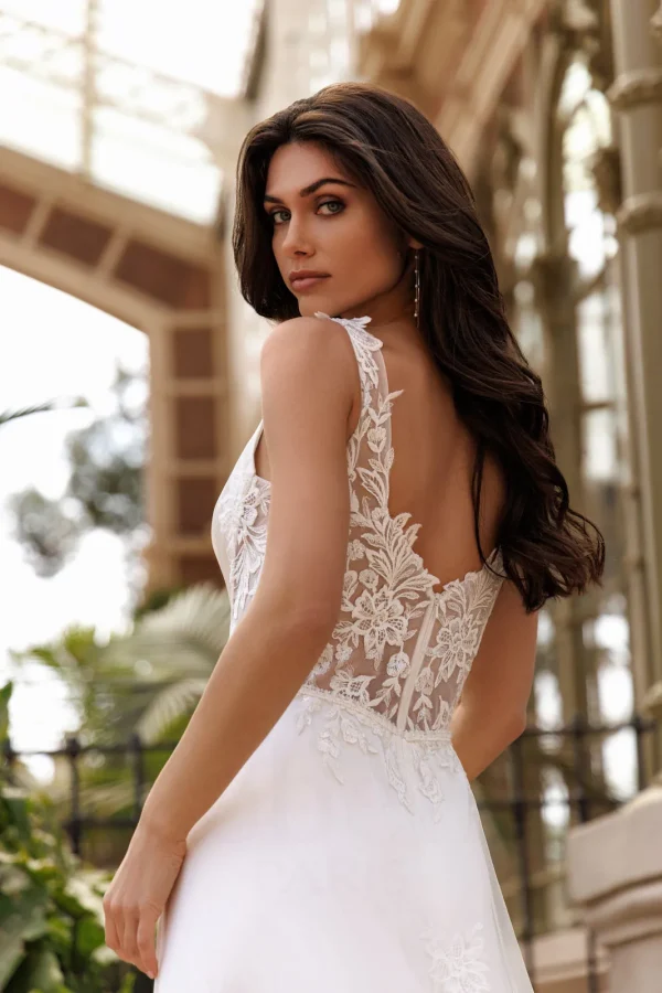 Dos transparent en dentelle florale d'une robe de mariée princesse