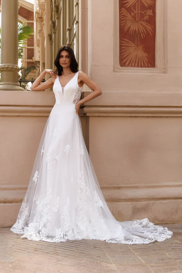 Robe de mariée princesse en satin et tulle à col en V et dentelle, EB0265 Ellebeline