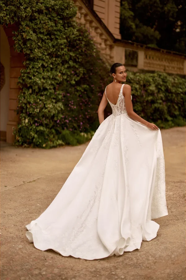 Dos nu et traîne en satin brodé d'une robe de mariée princesse