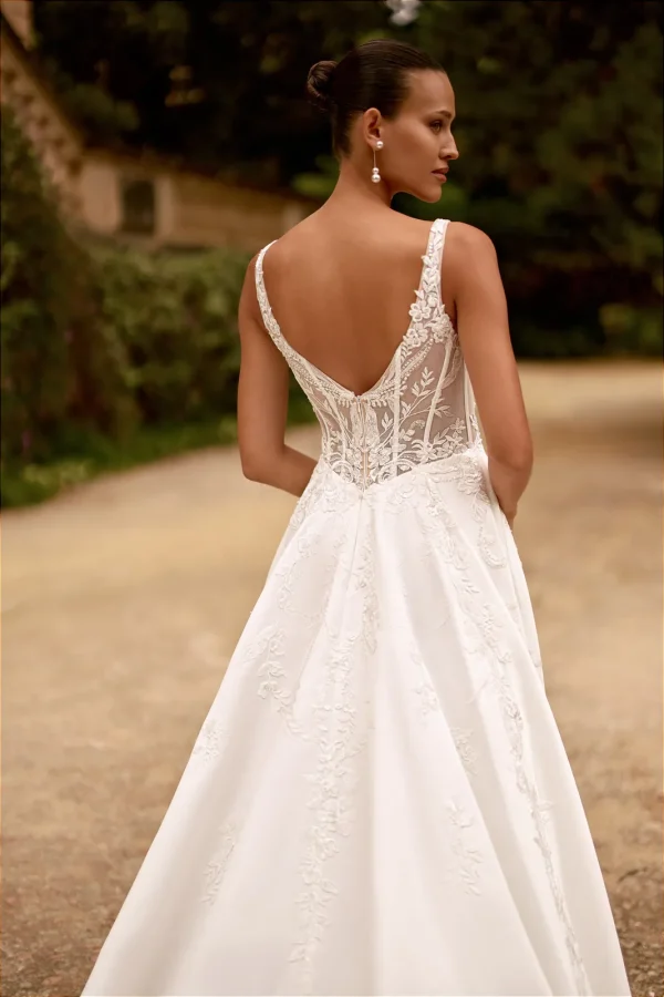 Dos nu en V et corset en dentelle d'une robe de mariée princesse en satin