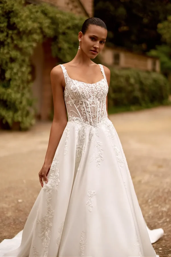 Corset baleiné transparent brodé de dentelle d'une robe de mariée princesse en satin