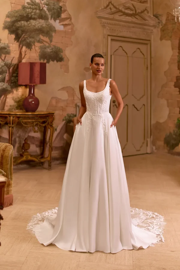 Robe de mariée princesse en satin à bustier corset brodé et traîne en dentelle, EB0300 Ellebeline