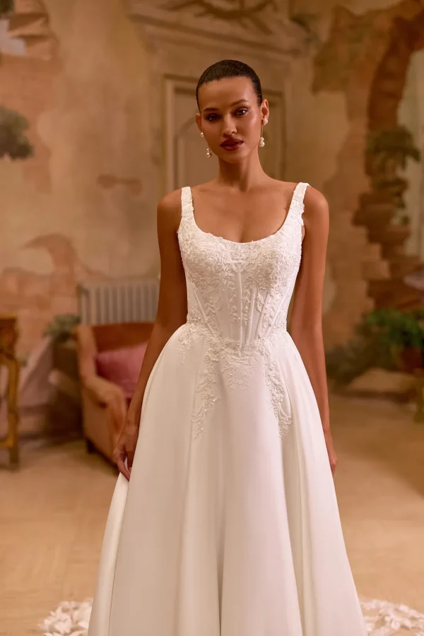 Bustier corset brodé à larges bretelles d'une robe de mariée princesse en satin