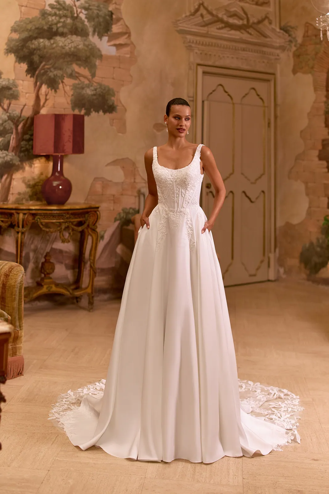 Robe de mariée princesse en satin à bustier corset brodé et traîne en dentelle, EB0300 Ellebeline
