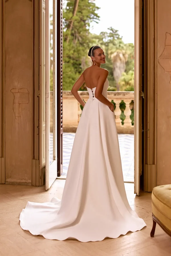 Dos lacé et traîne d'une robe de mariée princesse en satin bustier