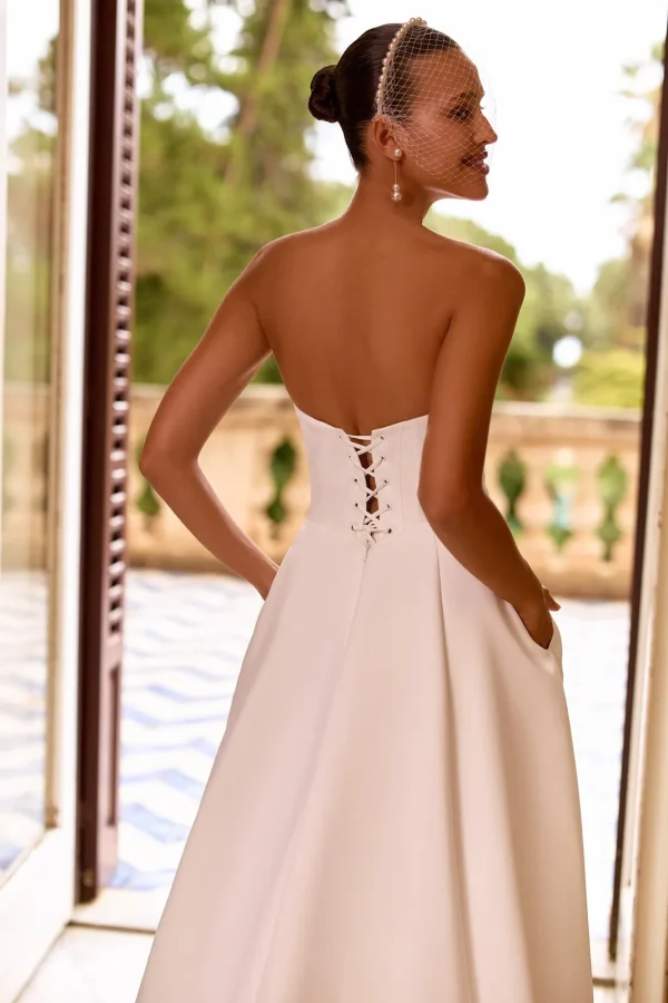 Laçage corset au dos d'une robe de mariée princesse en satin