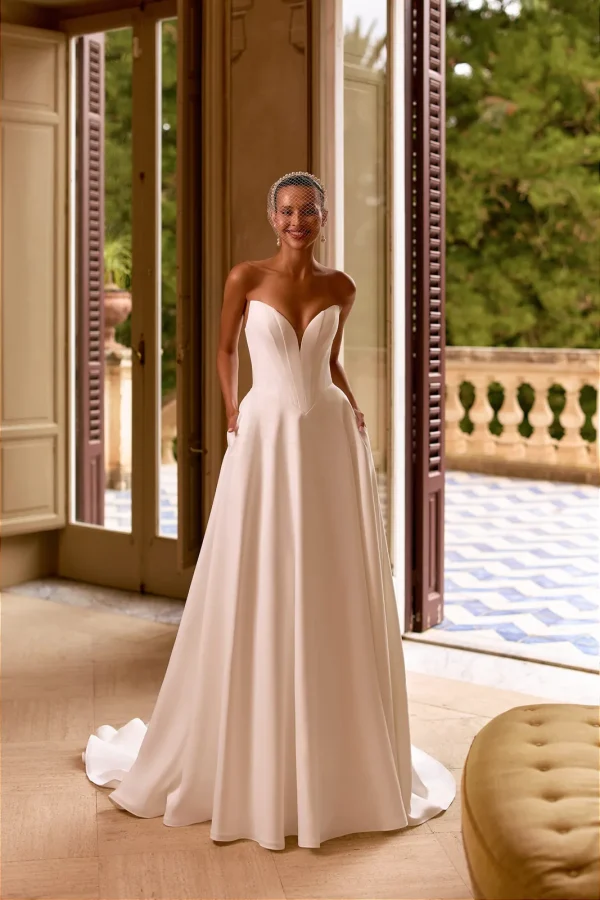 Robe de mariée princesse en satin à bustier cœur plongeant et poches, EB0306 Ellebeline