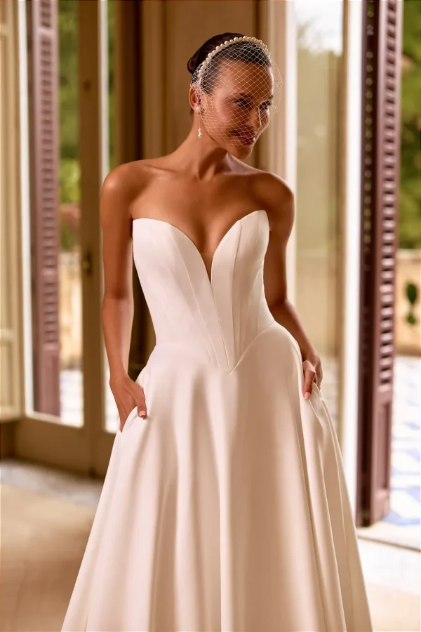 Bustier cœur structuré d'une robe de mariée princesse en satin épuré