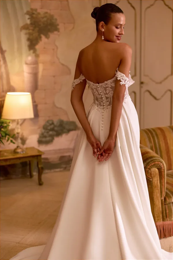 Dos transparent en dentelle boutonné d'une robe de mariée princesse en satin