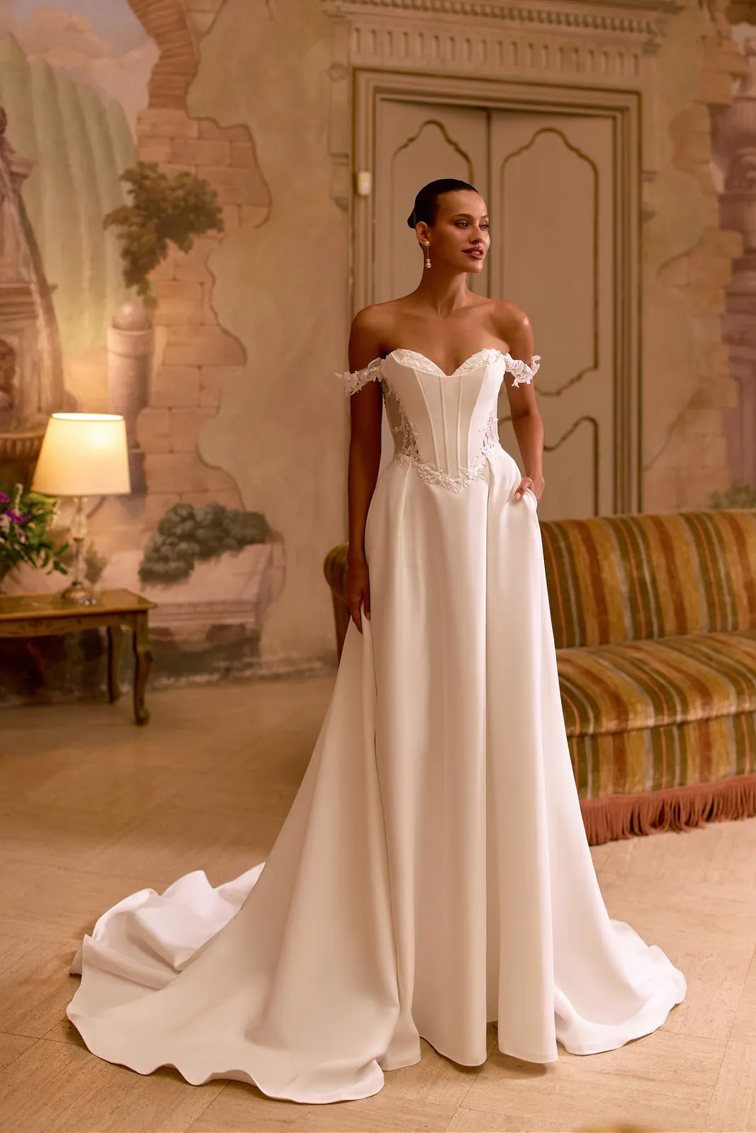 Robe de mariée princesse en satin à épaules dénudées et bustier cœur, EB0308 Ellebeline