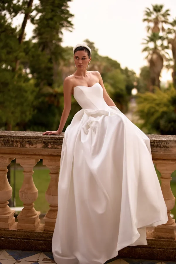 Robe de mariée princesse en satin bustier à jupe volumineuse drapée