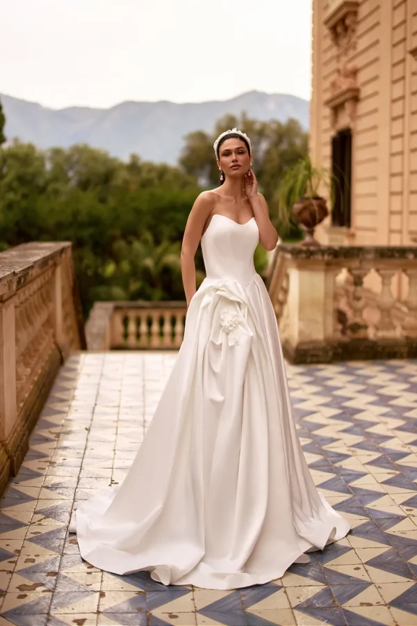 Robe de mariée princesse en satin à bustier cœur et fleur drapée sur la jupe, EB0349 Ellebeline