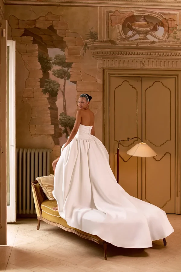 Traîne étalée d'une robe de mariée princesse en satin bustier