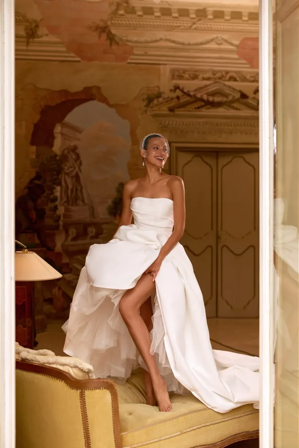 Jupon en tulle sous la jupe ample d'une robe de mariée princesse en satin